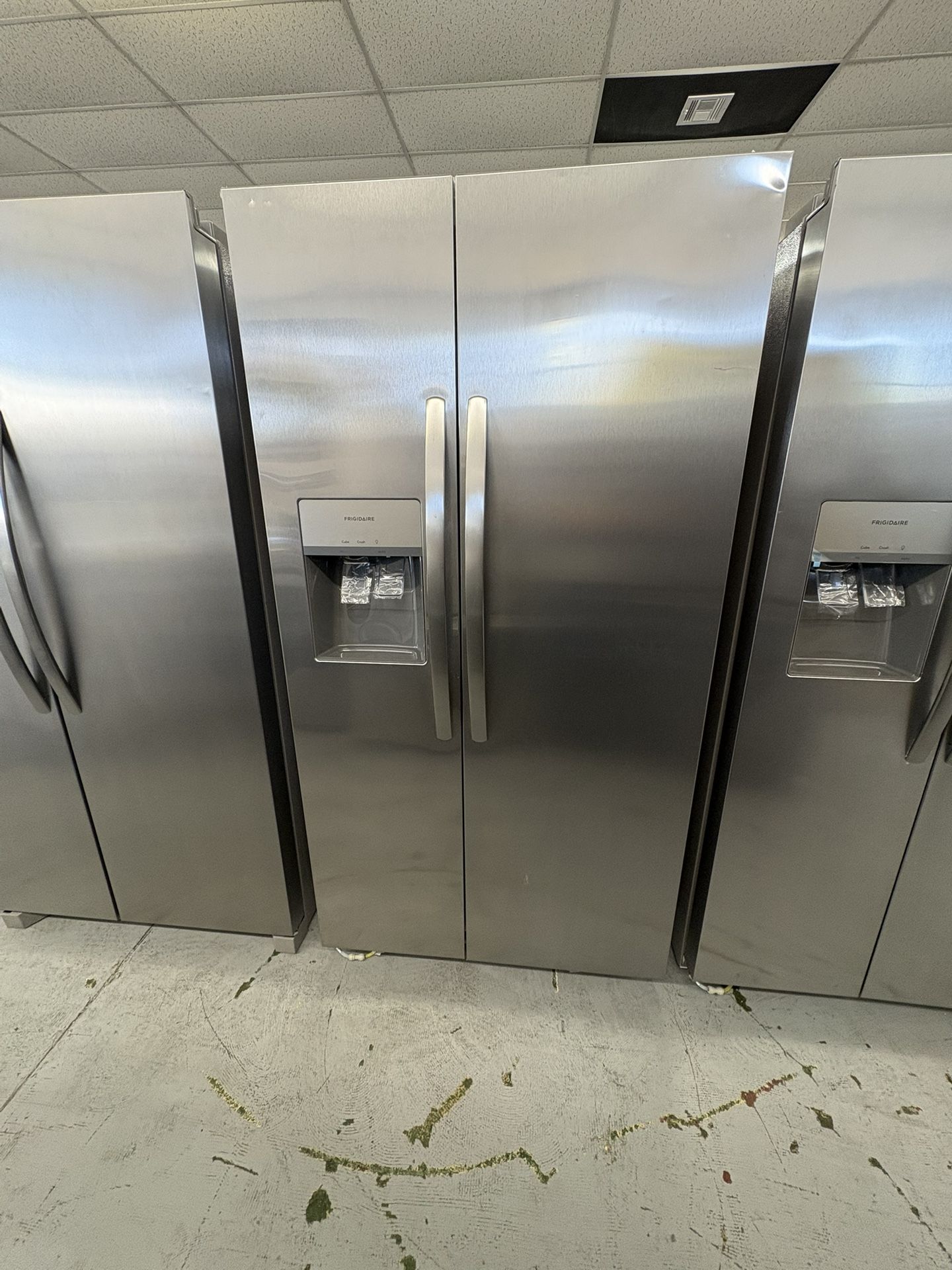 Frigidaire 36 in. 26 cu. ft. Standard Depth Side by Side Refrigerator in Stainless Steel / Scratch And Dent
