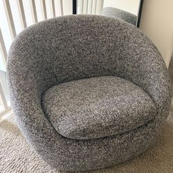 GREY/BLACK & WHITE WEST ELM COZY SWIVEL CHAIR SMOKE FREE HOME