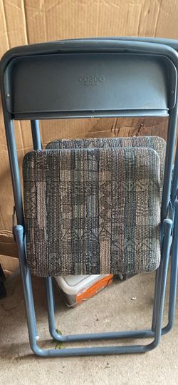 2 folding chairs cushioned