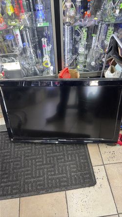 40" Panasonic VIERA HDTV with Heavy-Duty Swivel Wall Mount Bracket