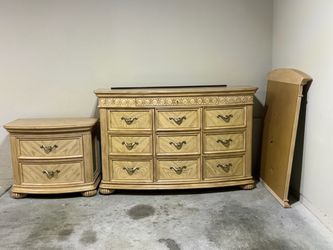 Beautiful Solid Wood Dresser & Nightstand Set for Sale!