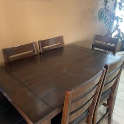 Square table w/ foldable leaf extension