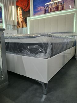 Bedroom Set Avaliable In Queen Sz And King Sz Brand New