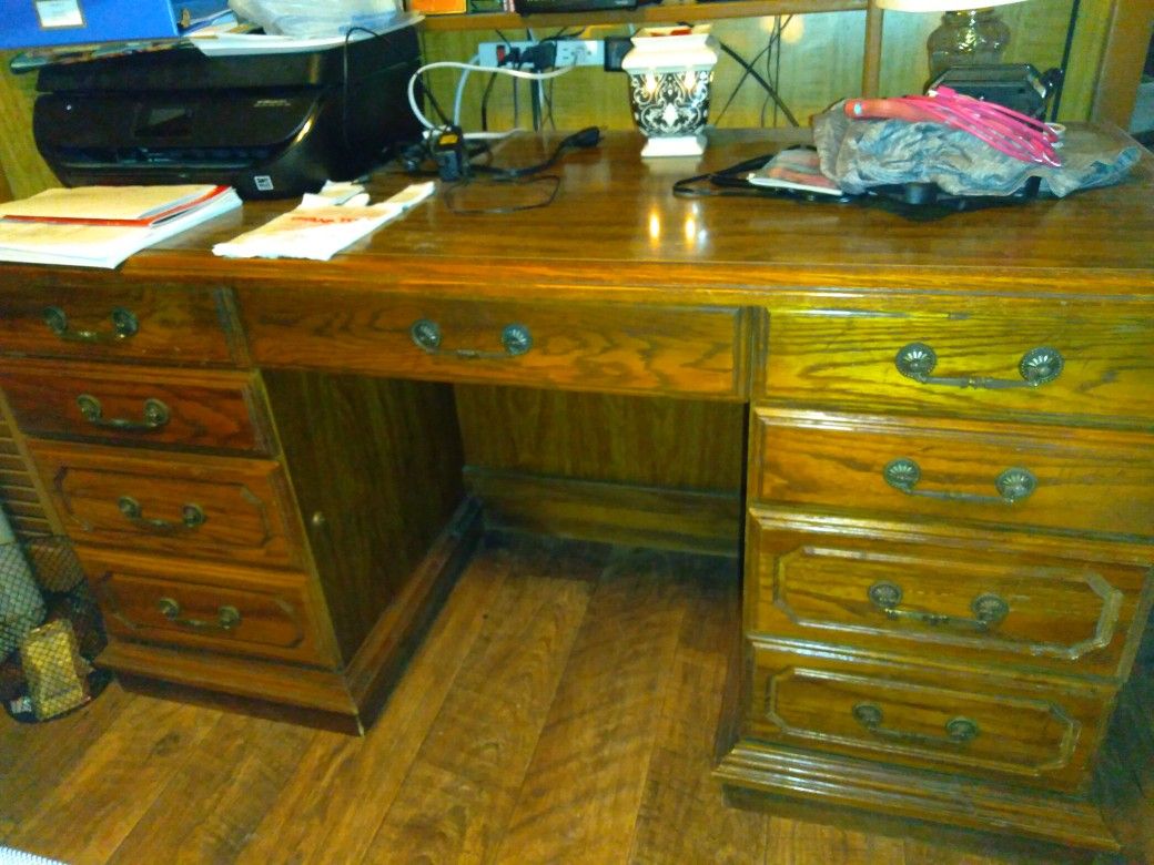 ***NEED GONE*** (I NEED SERIOUS INQUIRIES ONLY) Antique Solid oak desk