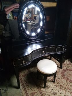 Sofia Vergara Vanity With Mirror And Lights
