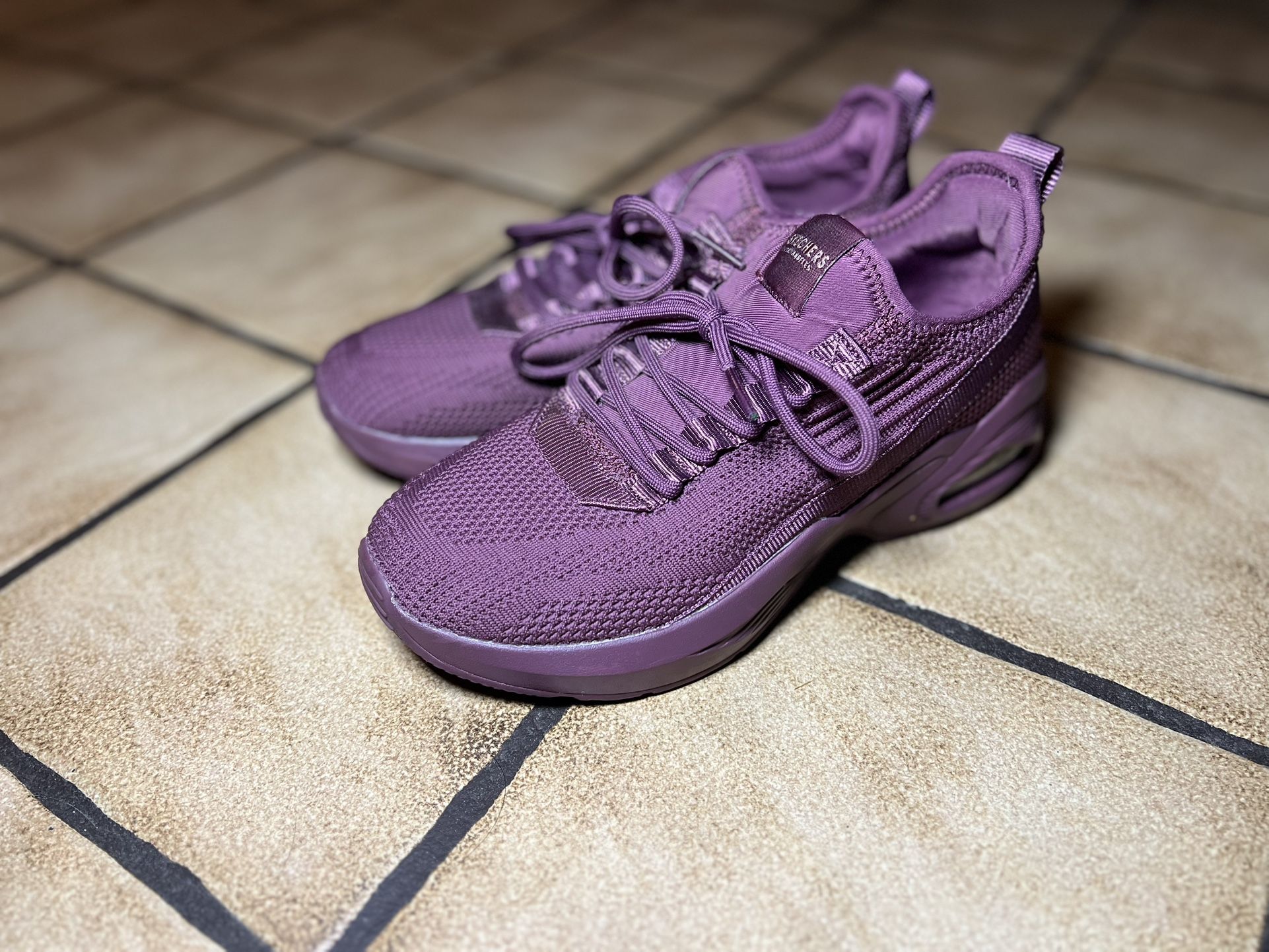 Sketchers Burgundy Sneakers