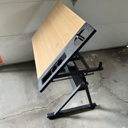 Drawing Desk With Adjustable Angles