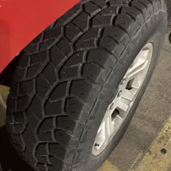 Estoy Vendiendo Estás Llantas El Precio Es de 120 por Las 4 Están Disparejas Unas De  Medida y otras de otra