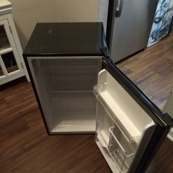 3'5 Ft Mini Fridge 