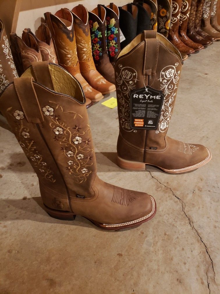 Botas De Vaqueta Y Cintos En Grand Prairie Tx