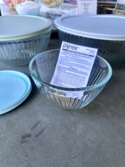 Pyrex Glass Mixing Bowls with Lids - 3 Bowls