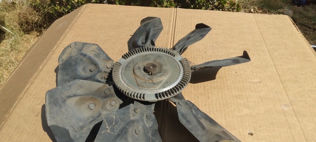 19 82 Cadillac 4100 Fan Clutch And Fan