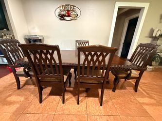 Kitchen table with 6 chairs