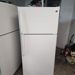 GE Refrigerator 64x28x28 