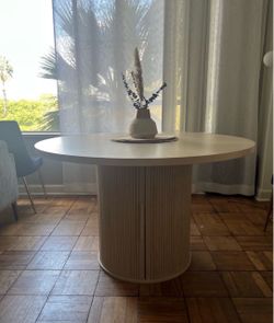 Round Dining Table with Fluted Pedestal Base
