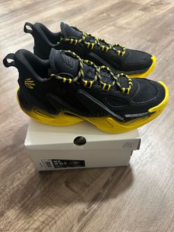 New Under Armour Curry 13 Men’s Size 9