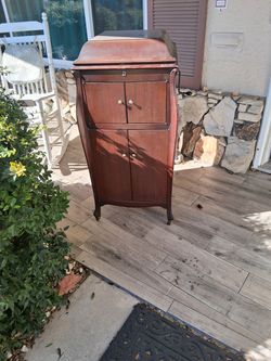 Vintage 100 Y/O Victrola Phonograph Record Player