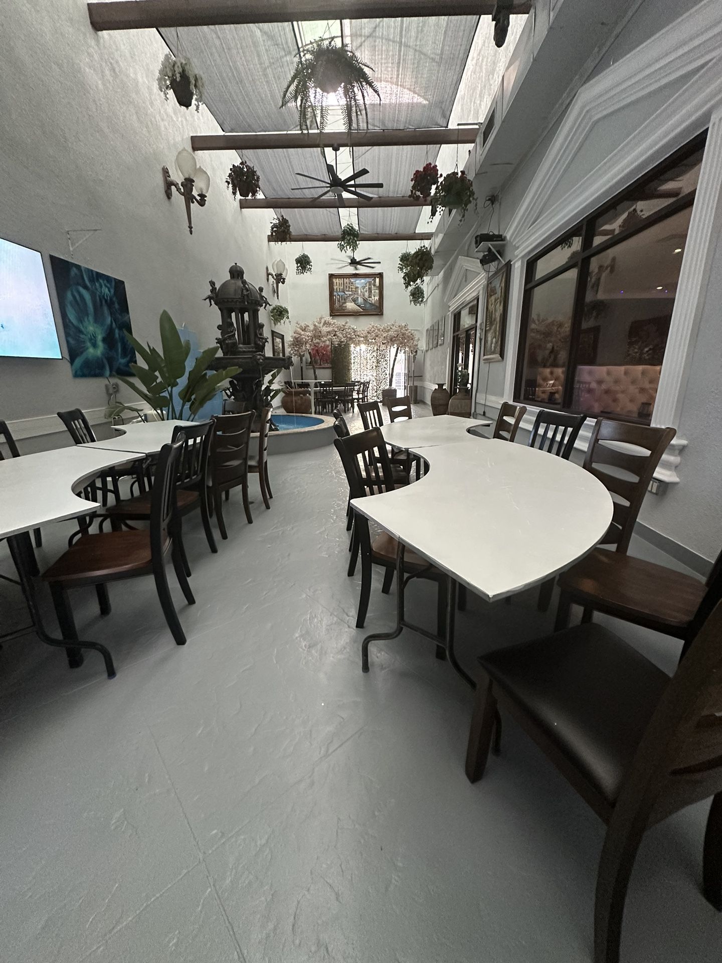 Serpentine Table With Table Clothes