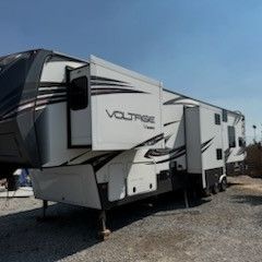 2015 Voltage ⚡️ 42ft Toy Hauler 
