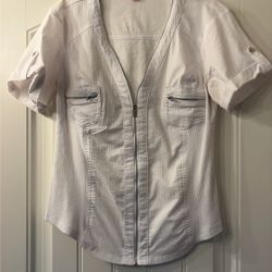 Versatile Guess Top w/ stretchy sides