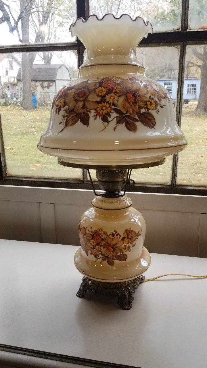 Beautiful vantage kerosene style country lamp