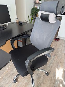 Desk rolling chair