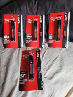 MILWAUKEE 800 LUMENS  FLASHLIGHT 