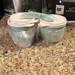 Tupperware bowls with lids and spoons