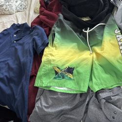 8 large bags of men's clothing, sizes L, XL, 2XL, shorts, robes, jeans, hoodies, jackets, etc.