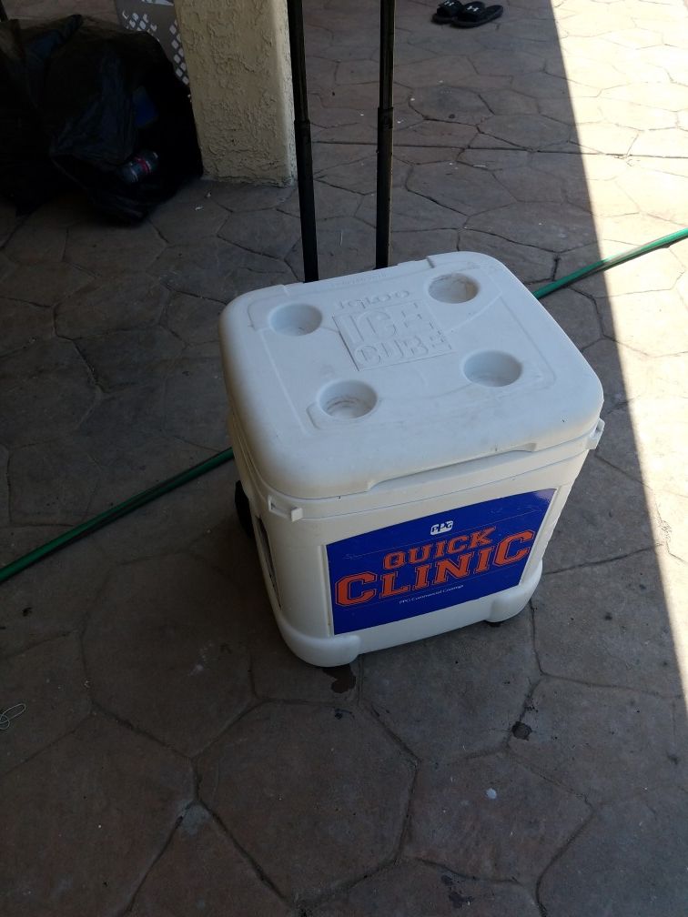 Igloo ice cube cooler