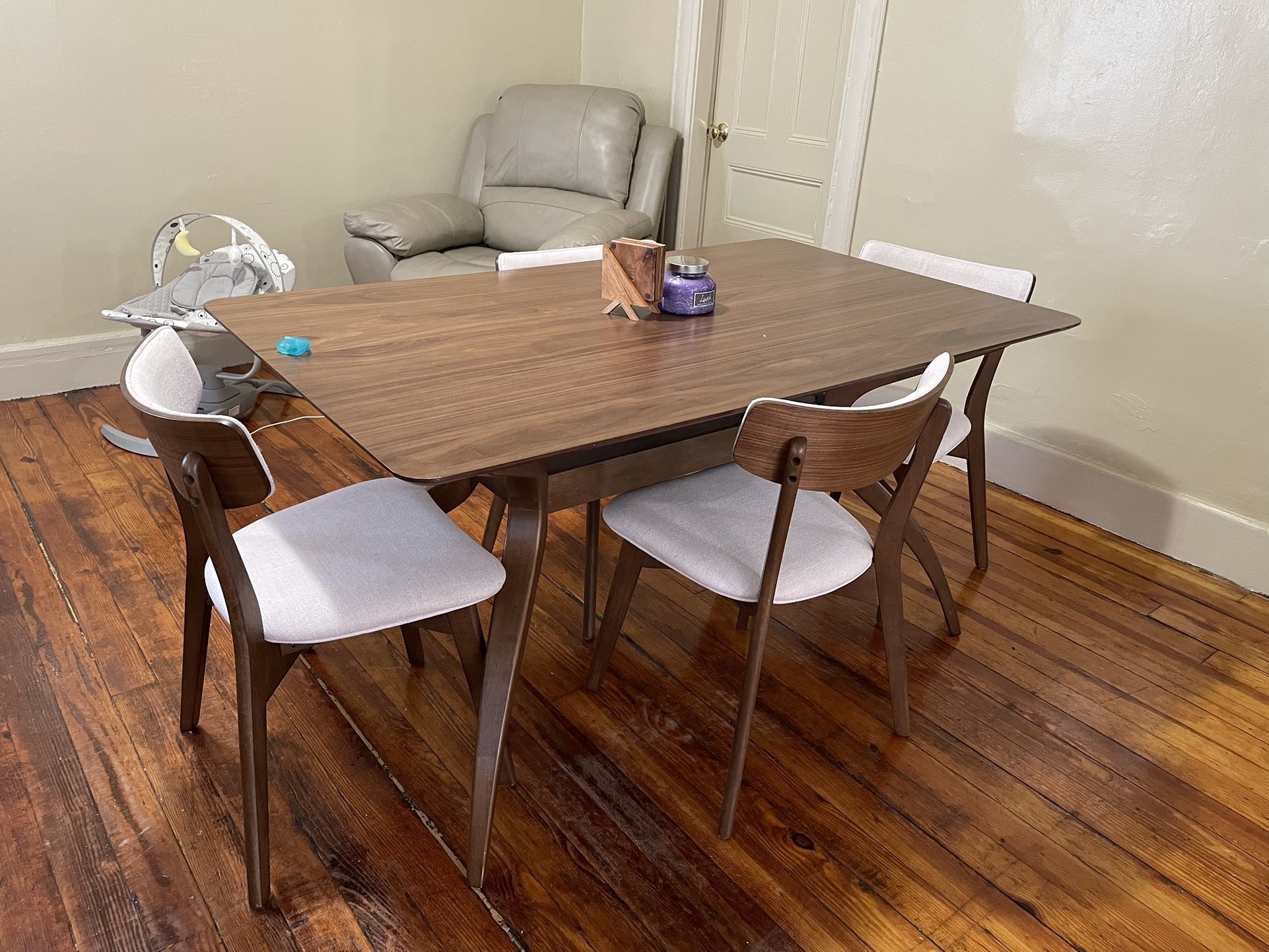 Dining/kitchen Table