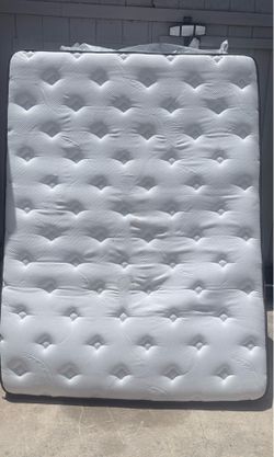 Colchón tamaño Queen usado en buen estado por $65