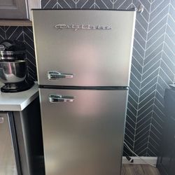 **3.5 yr old-Frigidaire Fridge 7.5 Cu. ft.-EXCEL COND.**