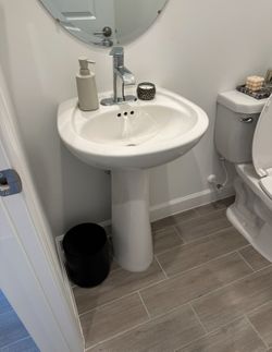 Pedestal Bathroom Sink with Chrome Faucet – Excellent Condition