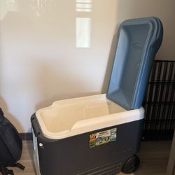 Heavy-duty Igloo Wheeled Cooler (56 Can Capacity)