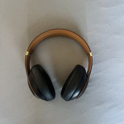 Beats Studio3 Wireless Over-Ear Headphones The beats Skyline Collection - Midnight Black