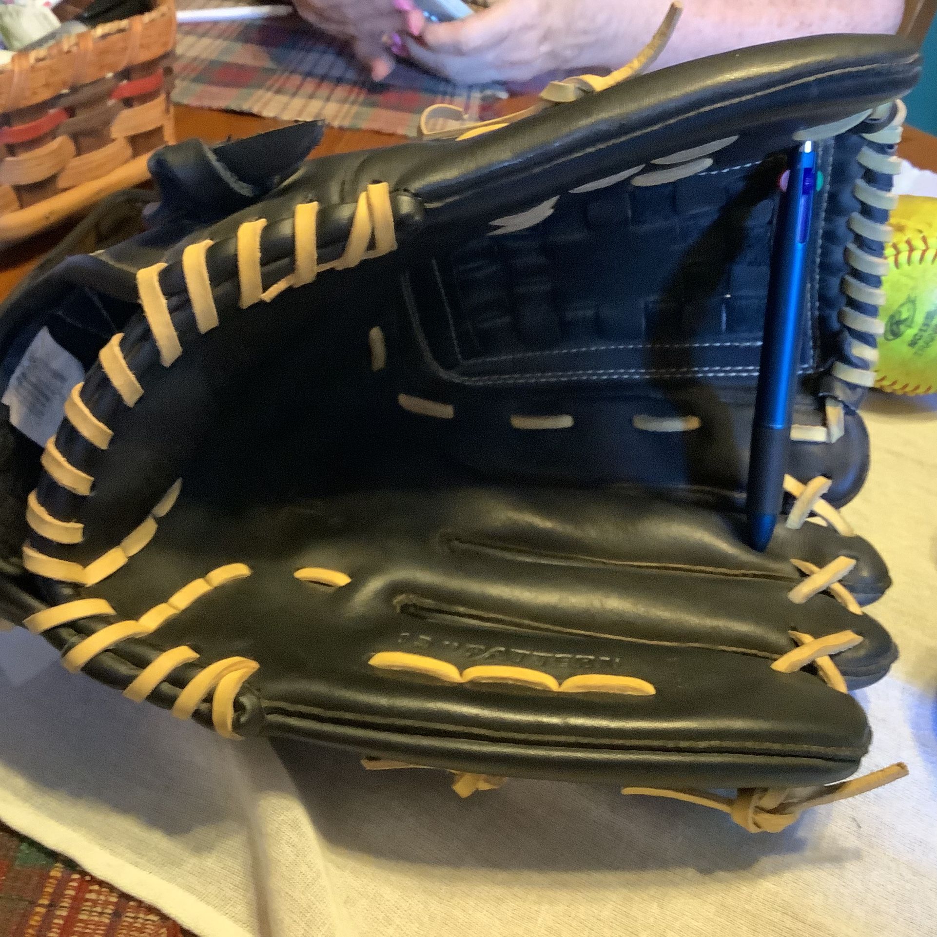 Franklin like new Pro Flex Hybird series 13” baseball/softball glove comes with either 2 baseballs or 2 softballs Correctly broken in Plainfield, Illi