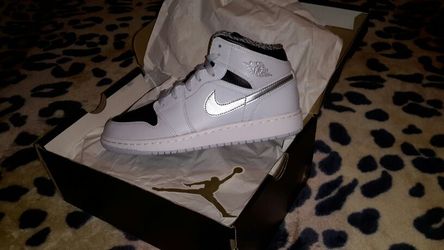 Air Jordan 1 MID