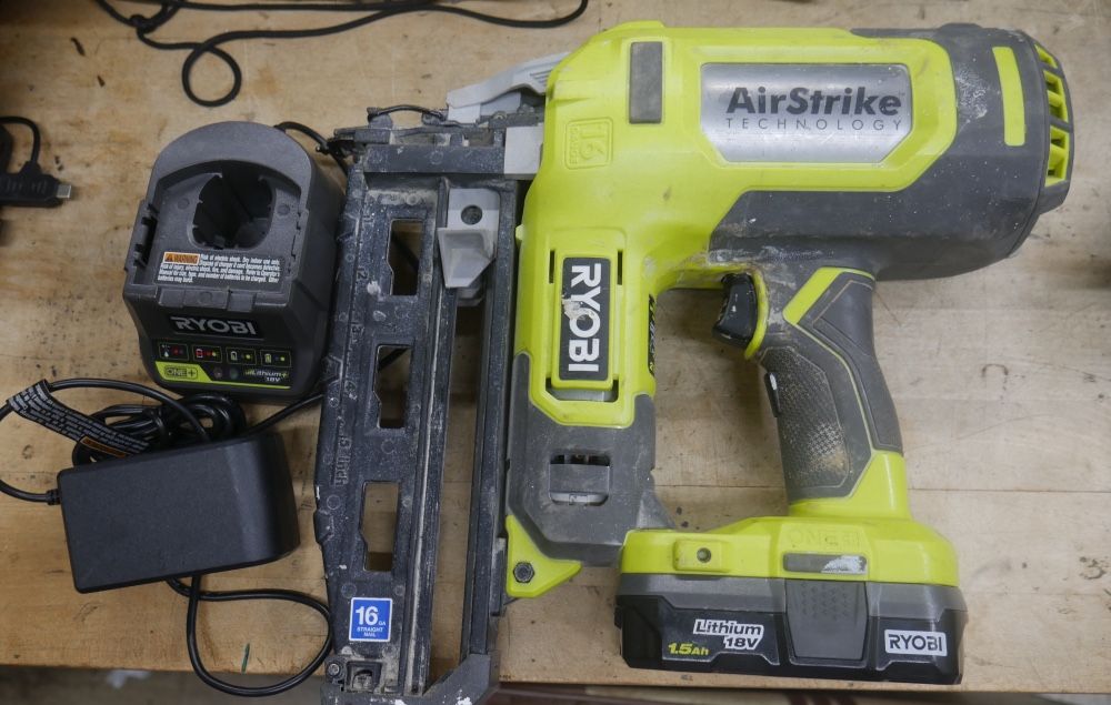Ryobi Nail Gun Finishing P325 with 1.5ah battery & charger 886629-1