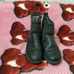 Black Kids Short Ugg Boots Size 1 