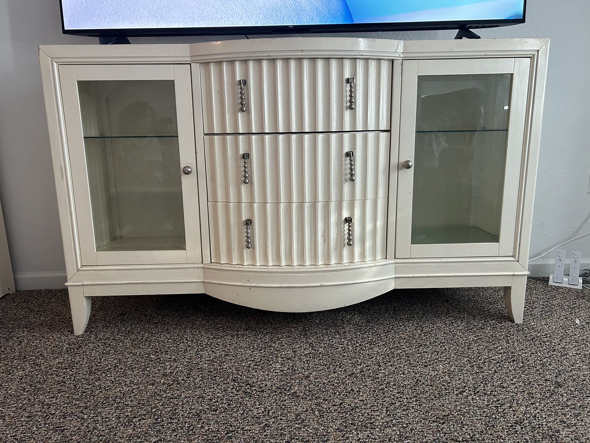 Sophia, Vera Dinette/TV Stand