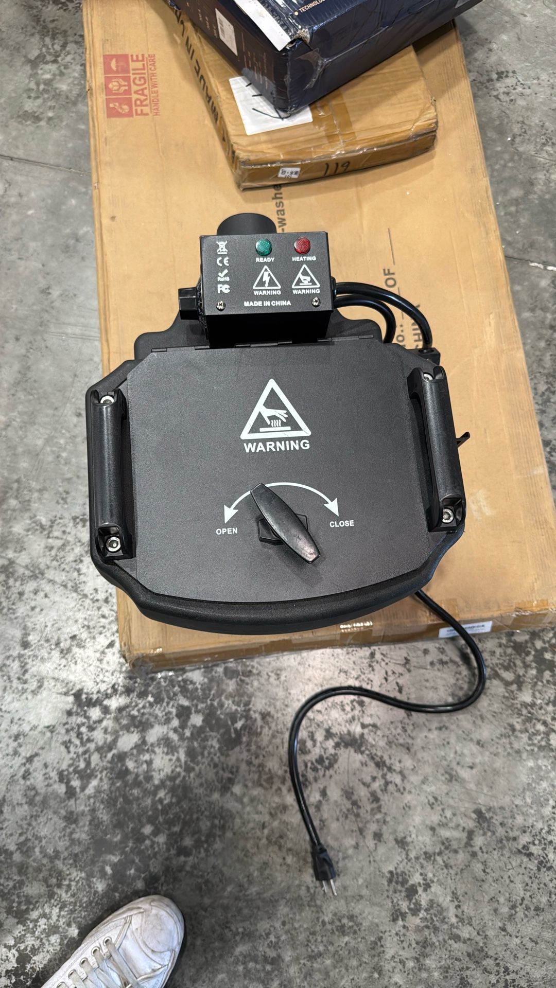 3500W Low Fog Machine Dry Ice Effect Smoke Fog Manual 110V with two handles on the top for large stage performances, parties, celebrations, bars, wedd