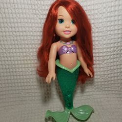 Disney Little Mermaid light and sound doll. Doll lights up she talks and sings . Measures 14" tall.