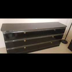 Black Bedroom Set In Good Condition 