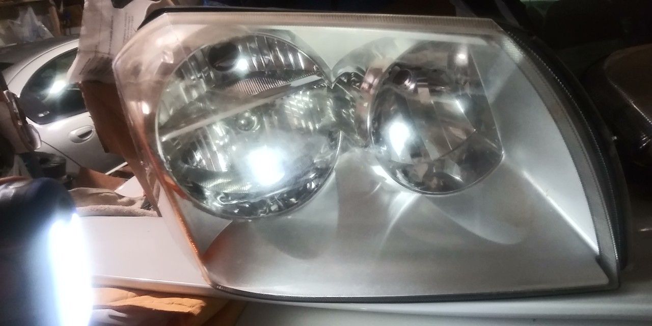 Dodge Magnum Right/Passenger Side Headlight Assembly