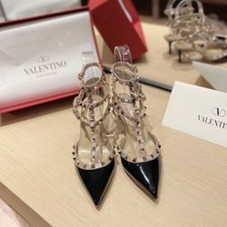 Pointed-toe high-heeled shoes