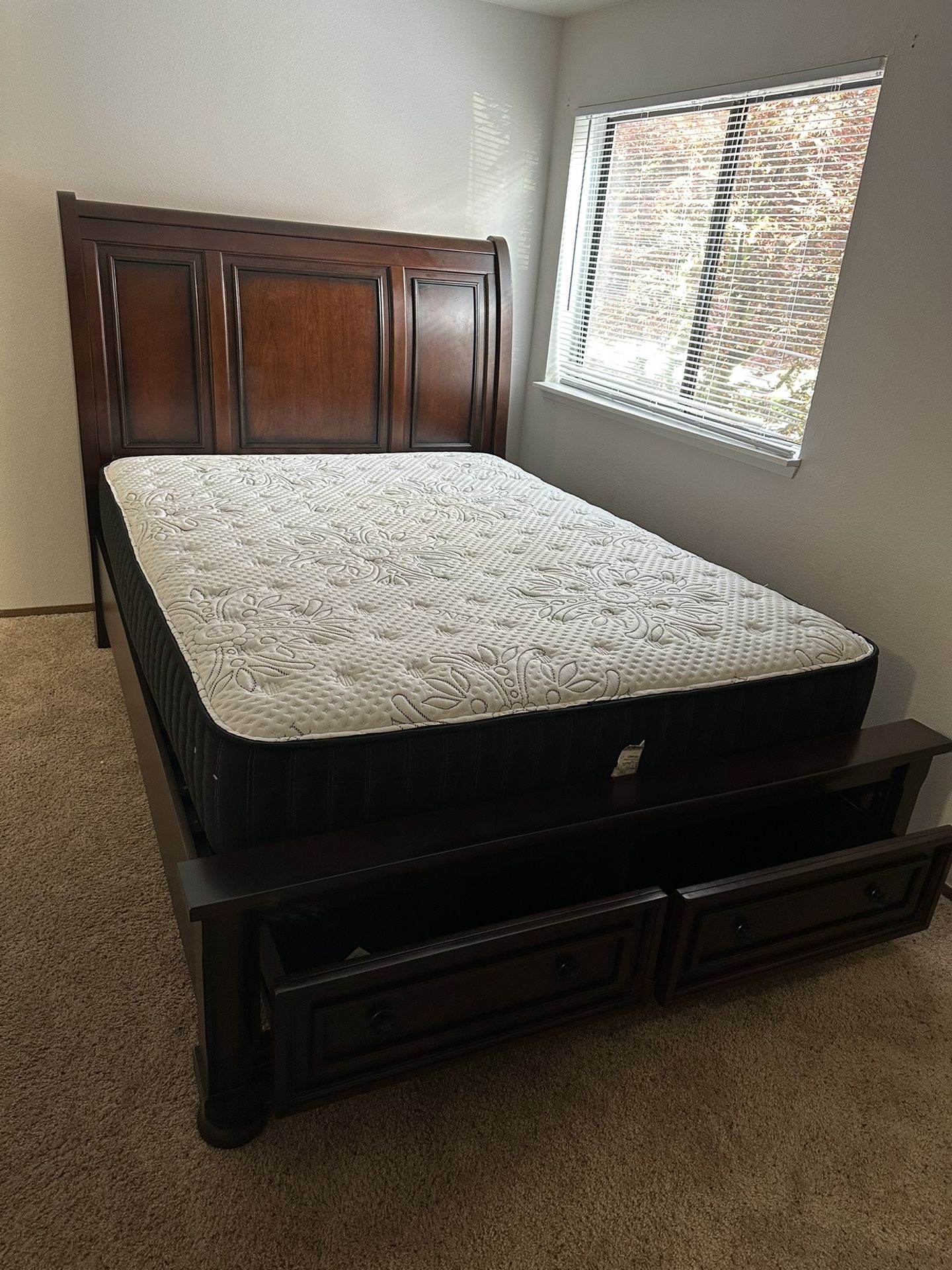 Queen Size bed With Queen Size Mattress