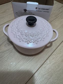 Le Creuset Stoneware Mini Cocotte Relief Fleurs (Sugar Pink) ~~ NIB