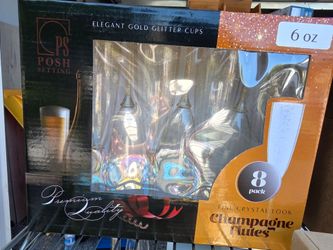 Disposable champagne flutes (8) in a box