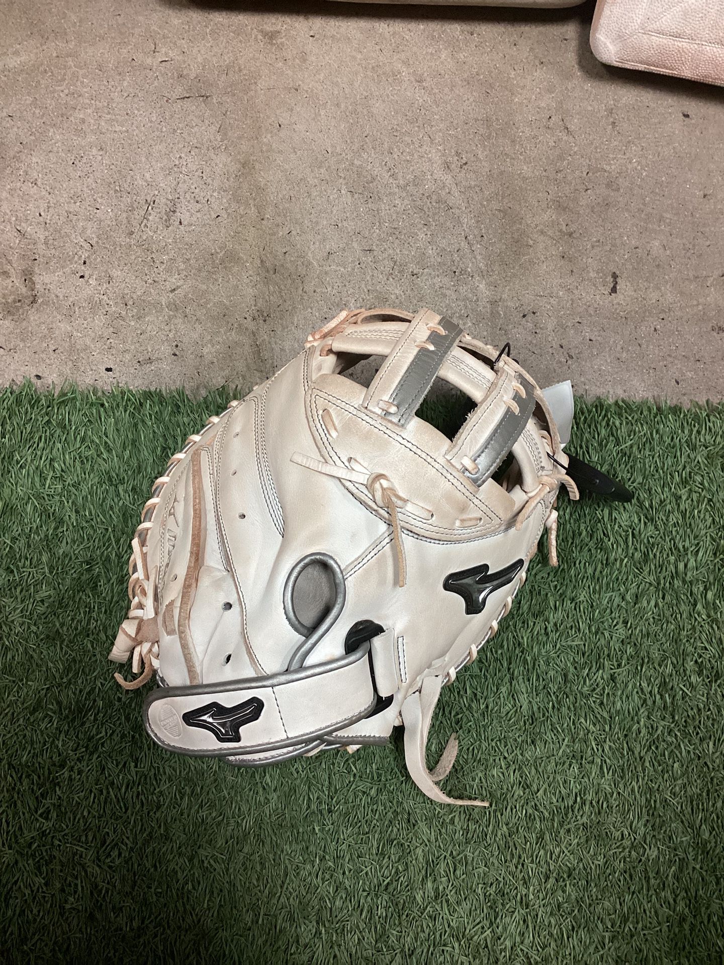 Used Mizuno 34'' MVP Select Series Fastpitch Catcher's Mitt - RHT (Read Description)